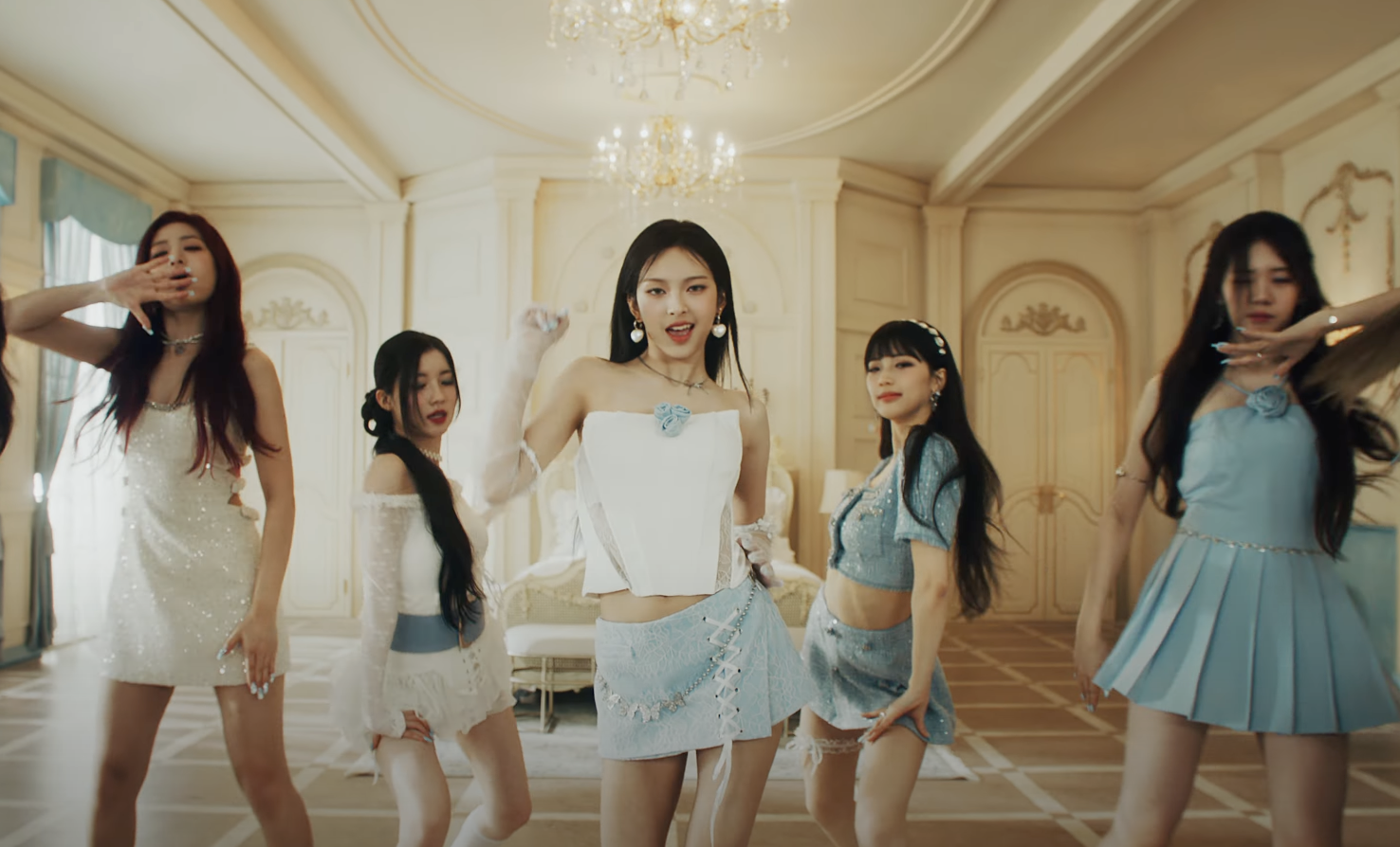 Những bộ váy mang màu sắc trắng xanh xuất hiện xuyên suốt teaser bài hát càng khơi gợi nỗi tò mò của người hâm mộ