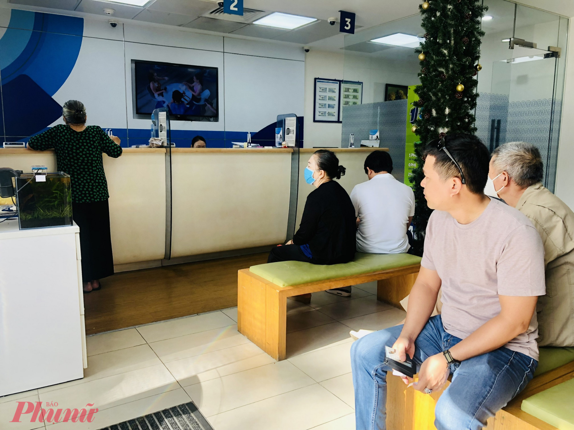 ngân hàng TMCP Á Châu (ACB) phòng giao dịch Nguyễn Tri Phương (quận 10, TPHCM) cũng có khoảng chục khách ngồi chờ giao dịch