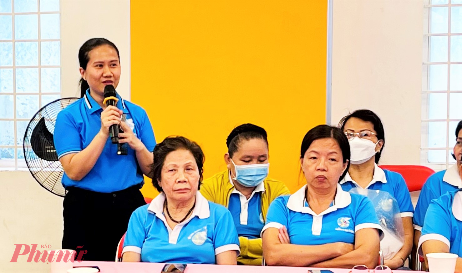 Chị Nguyễn Ngọc Ngân - Phó chủ tịch Hội LHPN phường 11, quận Tân Bình - chia sẻ ý kiến tại buổi tọa đàm.
