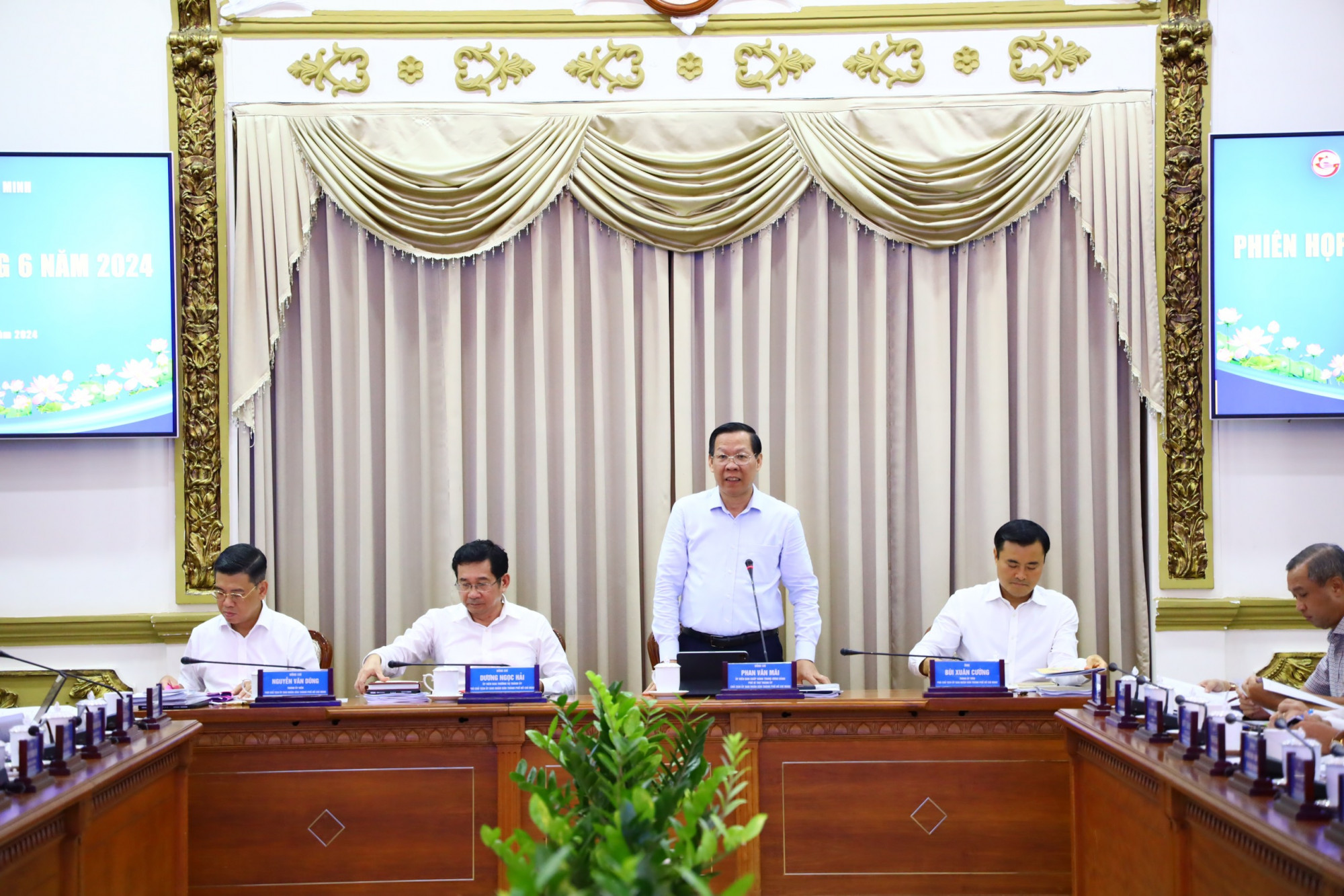Chủ tịch UBND TPHCM Phan Văn Mãi phát biểu kết luận tại phiên họp - Ảnh: TTBC