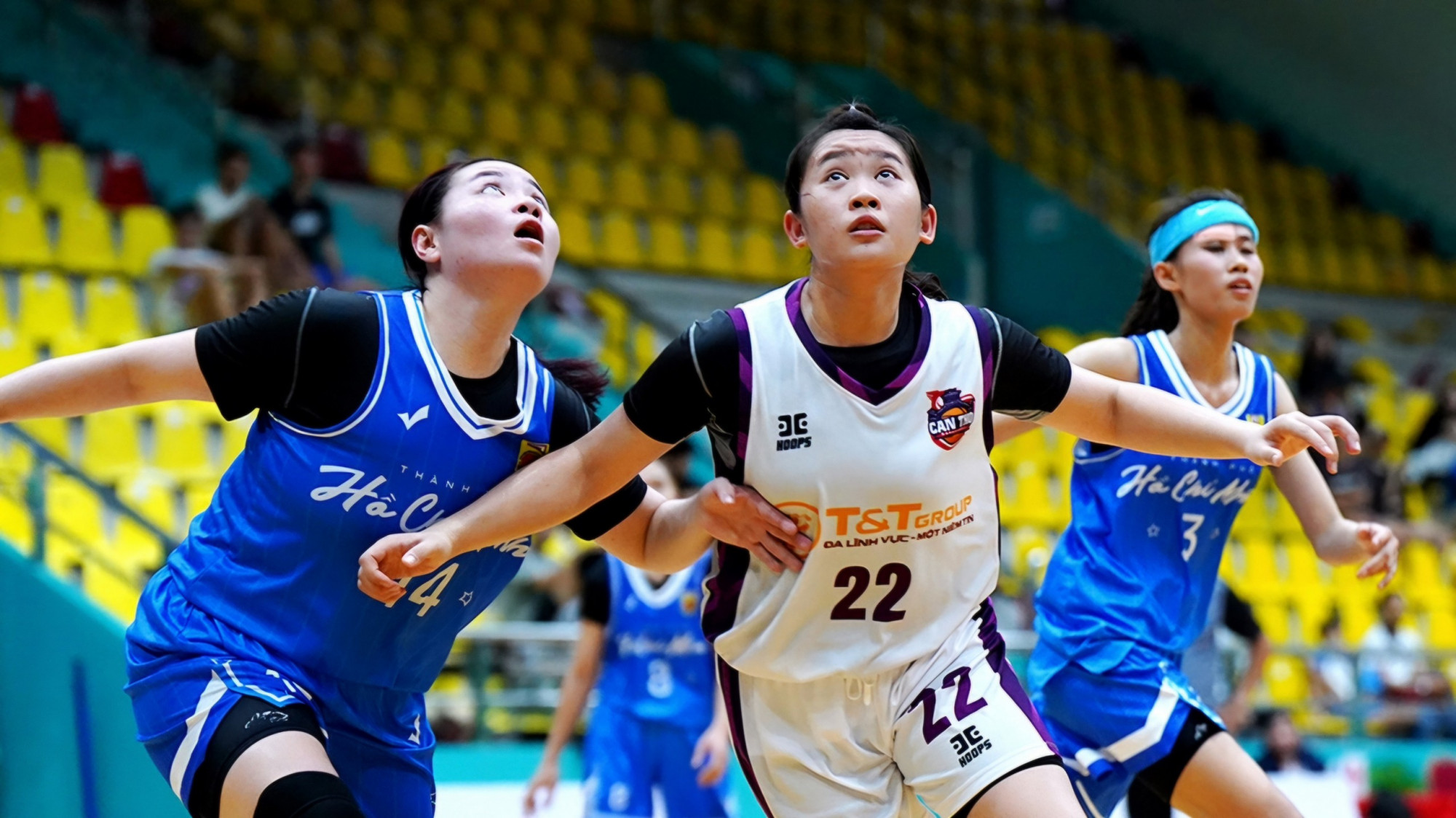 Hồng Tuyết thi đấu tại giải vô địch bóng rổ U23 quốc gia năm 2023 - Ảnh: Long Nguyễn