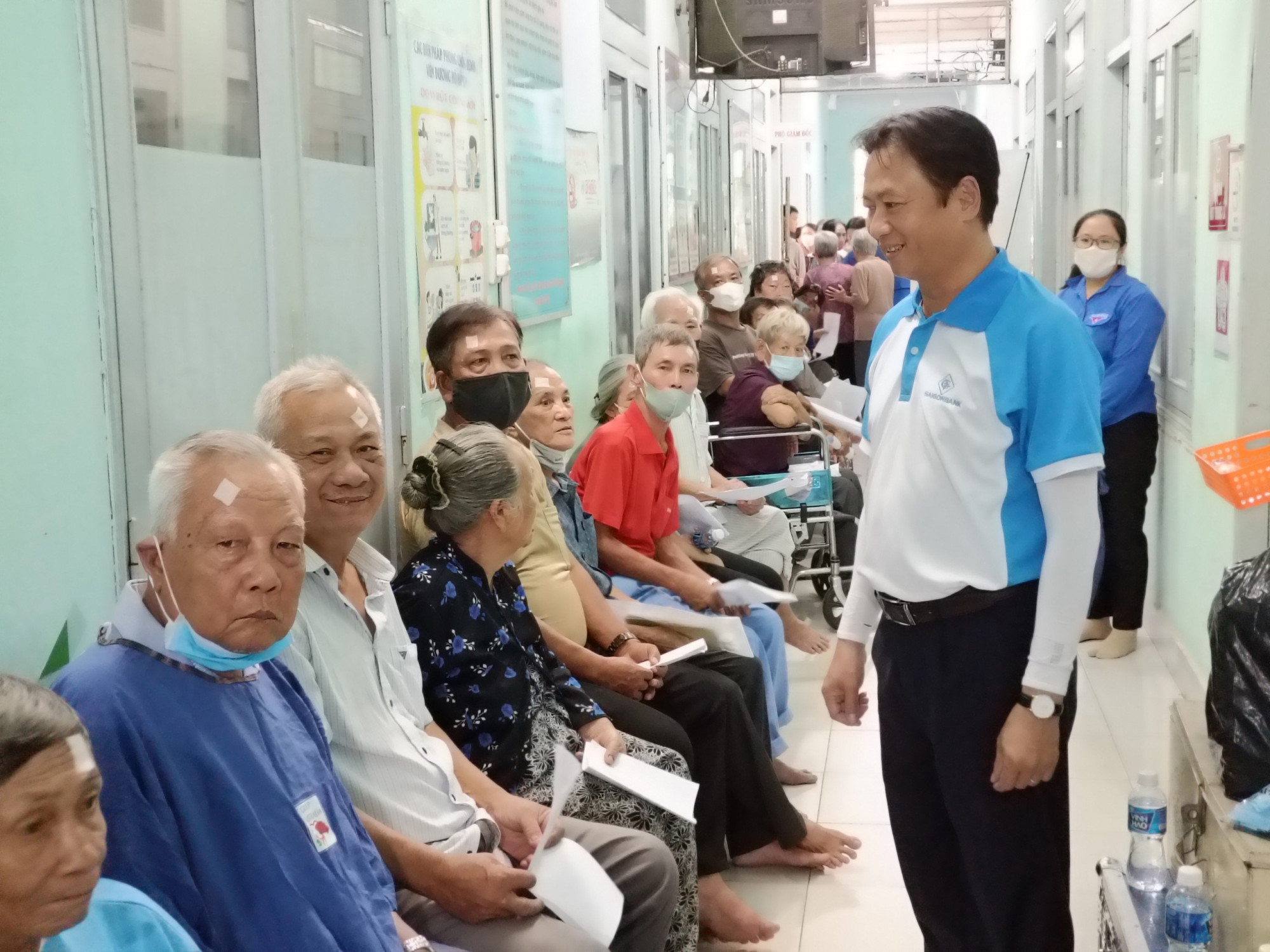 Đại diện Ban lãnh đạo SAIGONBANK tặng quà, thăm hỏi các bệnh nhân ở Bình Thuận