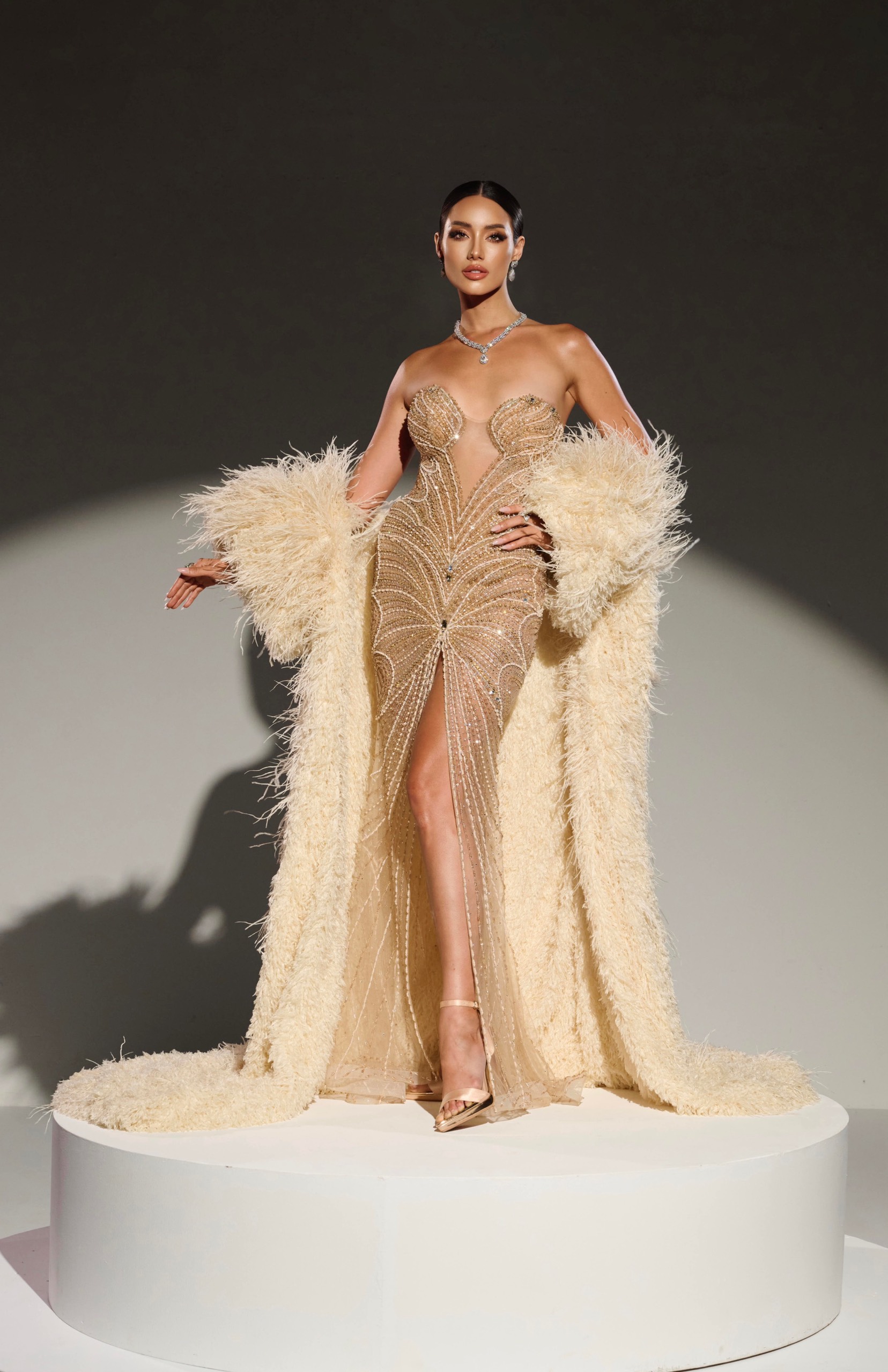 Trong đêm thi bán kết tại Miss Supranational 2024, đại diện Việt Nam sẽ diện thiết kế Butterfly gown, lấy cảm hứng từ chính câu chuyện mình và được sáng tạo bởi NTK Nguyễn Minh Tuấn. Thiết kế được đính kết tỉ mỉ trên nền chất liệu xuyên thấu với gam màu nude bạc nhẹ nhàng, uyển chuyển. 