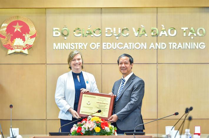 Bộ trưởng Nguyễn Kim Sơn trao tặng Kỷ niệm chương “Vì sự nghiệp Giáo dục” cho bà Rana Flowers. Ảnh: MOET