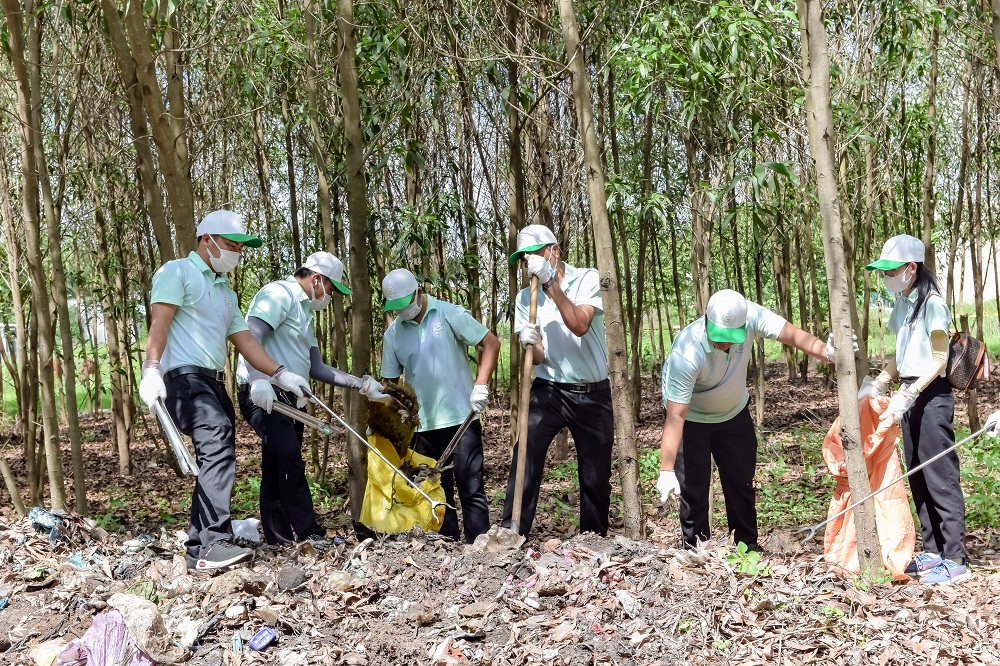 Dù thời tiết nắng nóng nhưng các tình nguyện viên đều hào hứng tham gia chiến dịch nhặt rác - Ảnh: Vedan