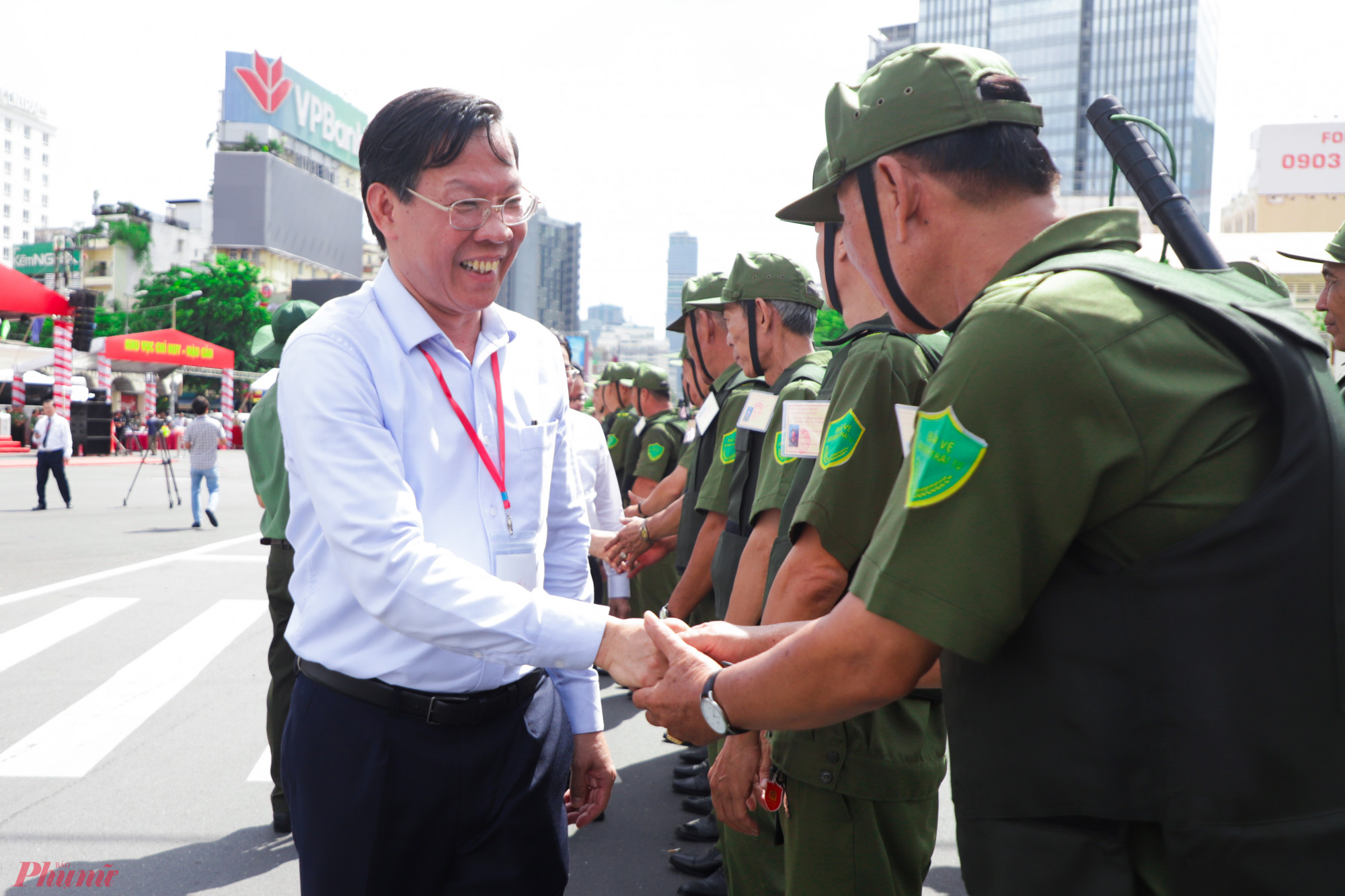 Đồng chí Phan Văn Mãi, Chủ tịch UBND TPHCM đã tặng hoa, gửi lời động viên 