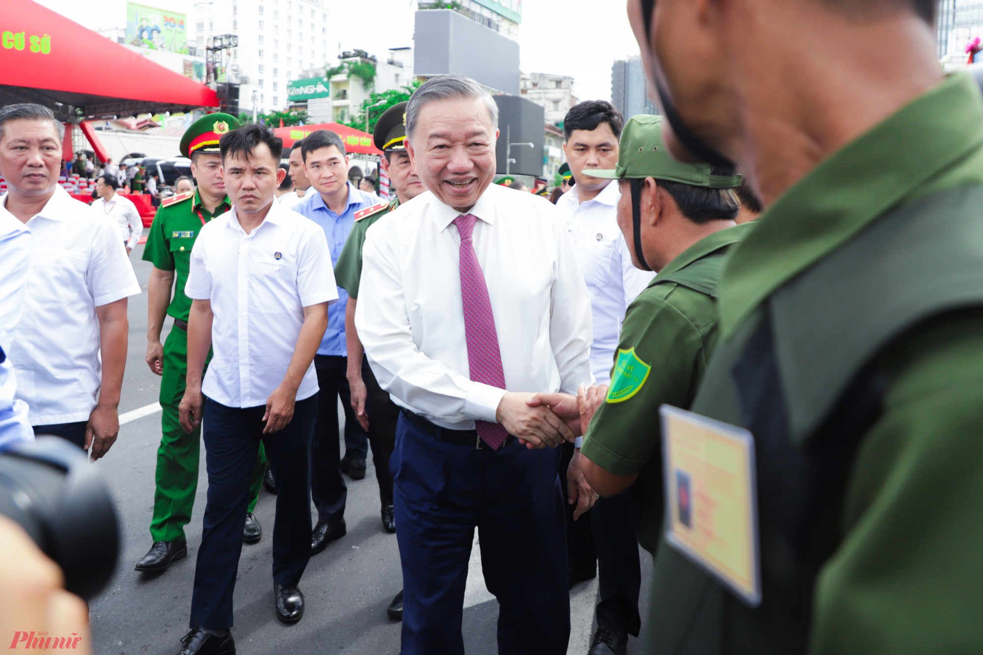 Chủ tịch nước Tô Lâm bắt tay, động viên lực lượng lực lượng bảo vệ an ninh, trật tự cơ sở tại