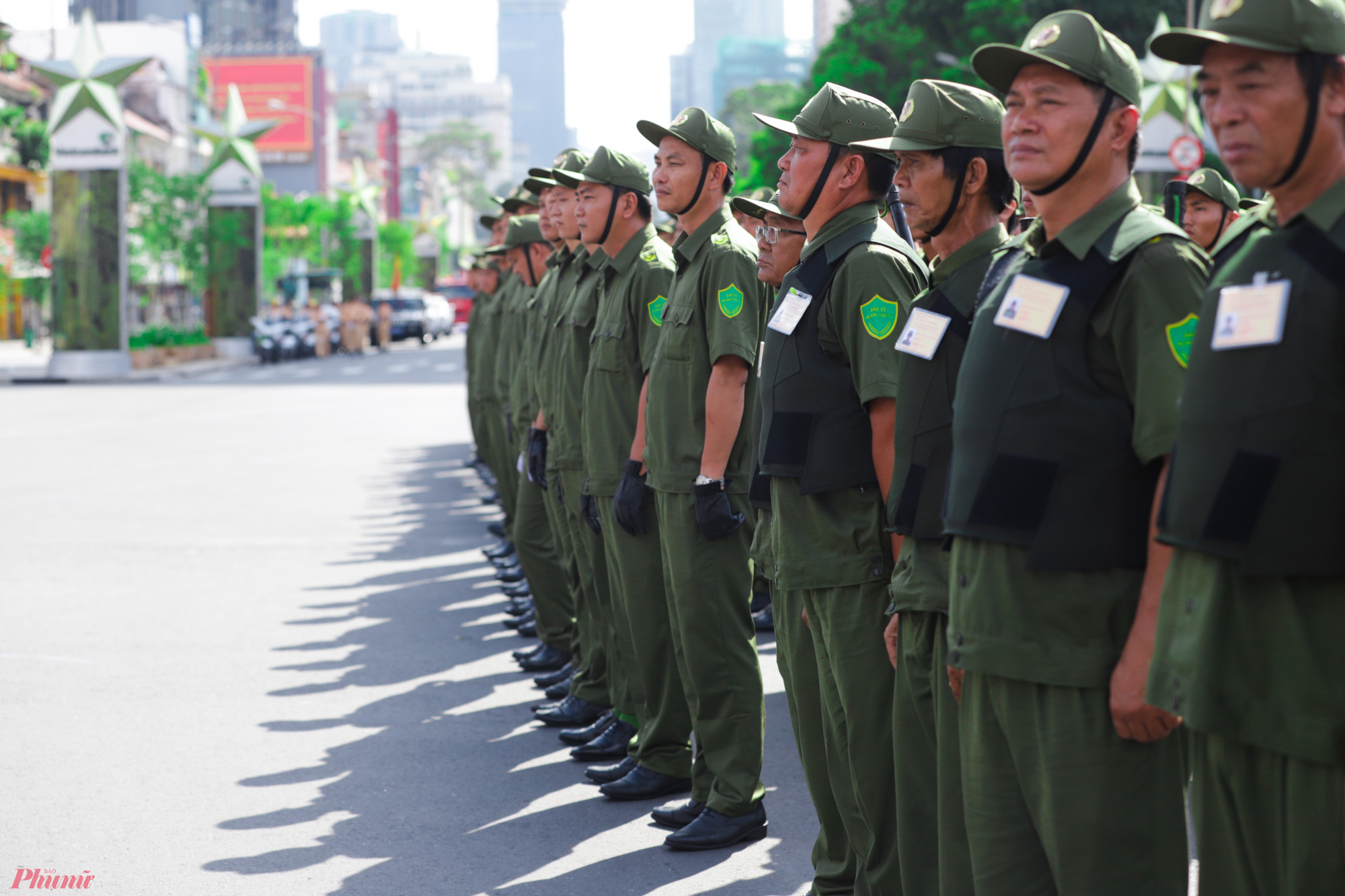 Lực lượng bảo vệ an ninh, trật tự cơ sở tham gia diễu hành ra mắt.