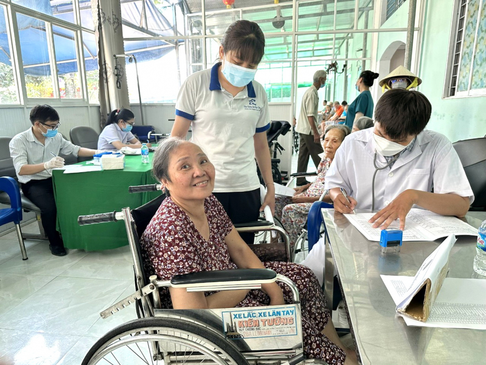 Các cụ già ở viện dưỡng lão Thị Nghè được chăm sóc sức khỏe hằng ngày - ẢNH: B.N.