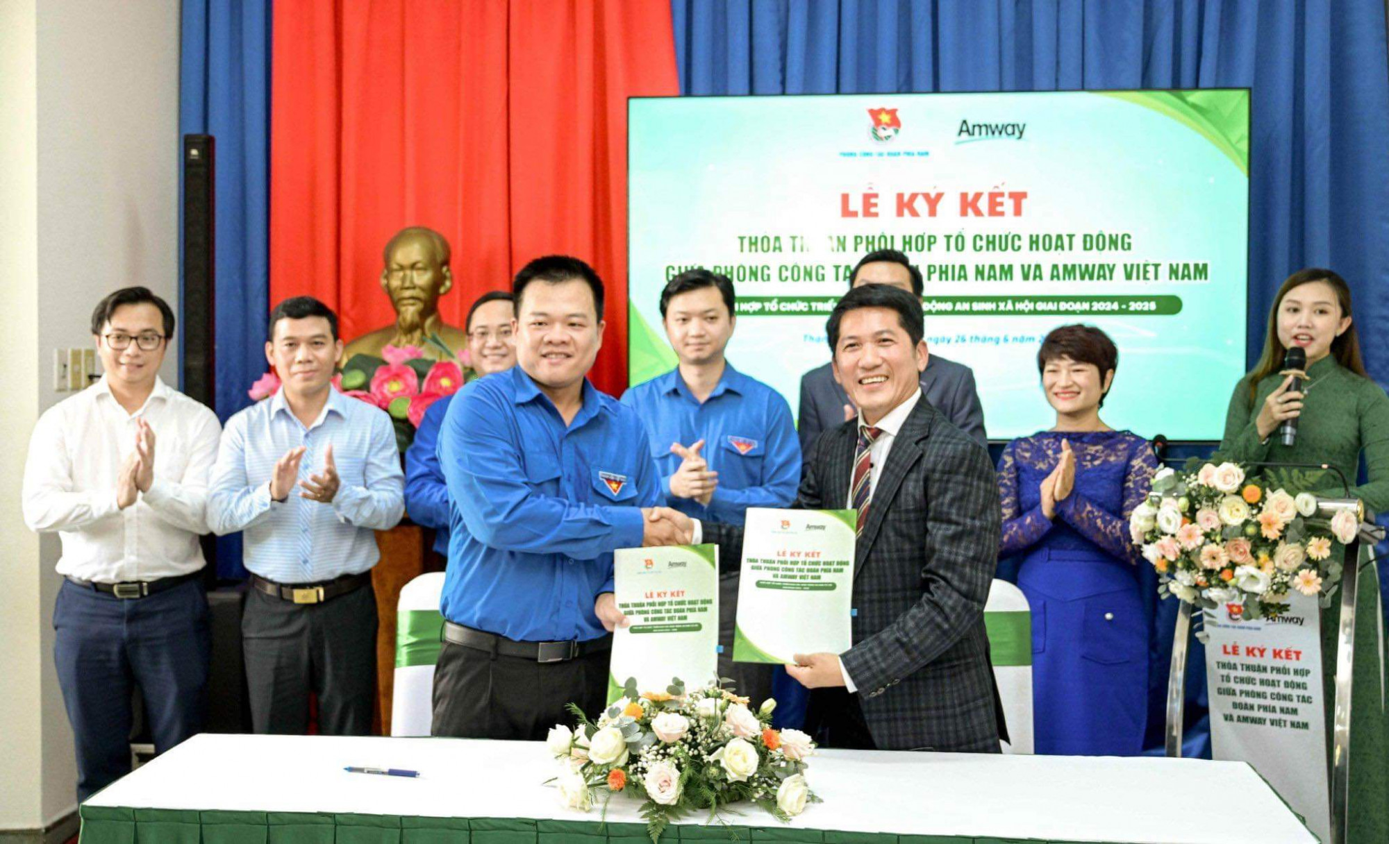 Nghi thức ký kết giữa Phòng công tác Đoàn phía Nam và Công ty TNHH Amway Việt Nam giai đoạn 2024 - 2025 với sự chứng kiến của lãnh đạo Trung ương Đoàn - Ảnh: Amway Việt Nam