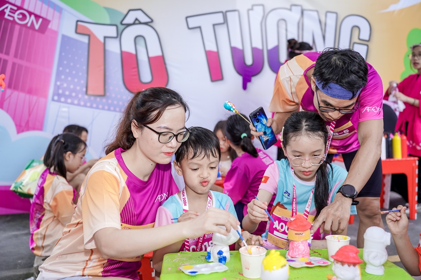 Các bé đang tham gia trò chơi văn hóa Việt Nam - Ảnh: AEON