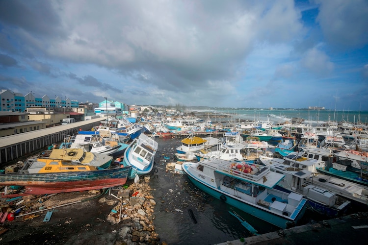 Các tàu đánh cá bị hư hại sau khi cơn bão Beryl đi qua khu vực đánh cá Bridgetown, ở Barbados - Ảnh: AP