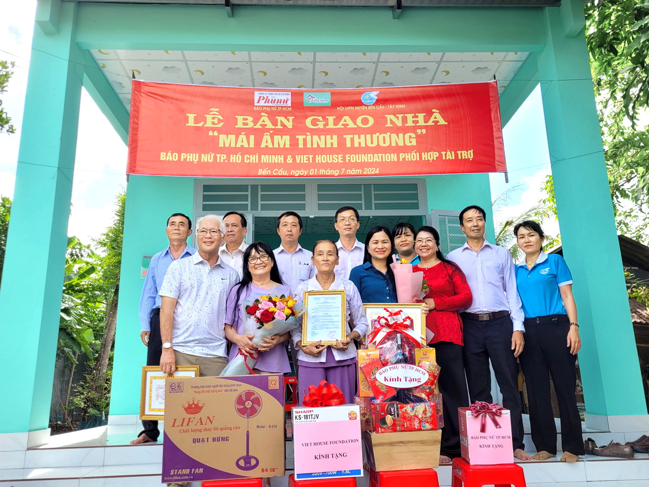 Đại diện Báo Phụ nữ TPHCM, Viet House Foundation và lãnh đạo địa phương chung vui bên căn nhà mới của bà Nhặt
