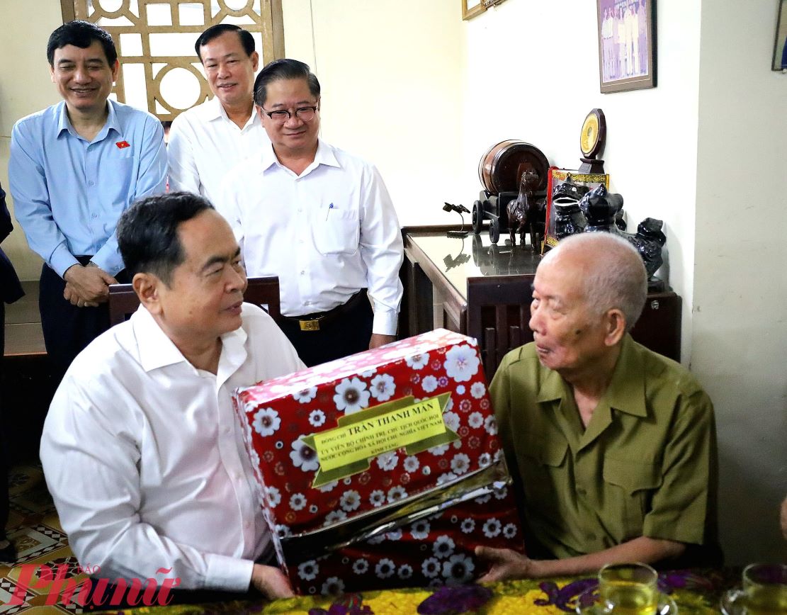 Chủ tịch Quốc hội Trần Thanh Mẫn tặng quà thương binh Phan Văn Nguyện, ở quận Ninh Kiều… 