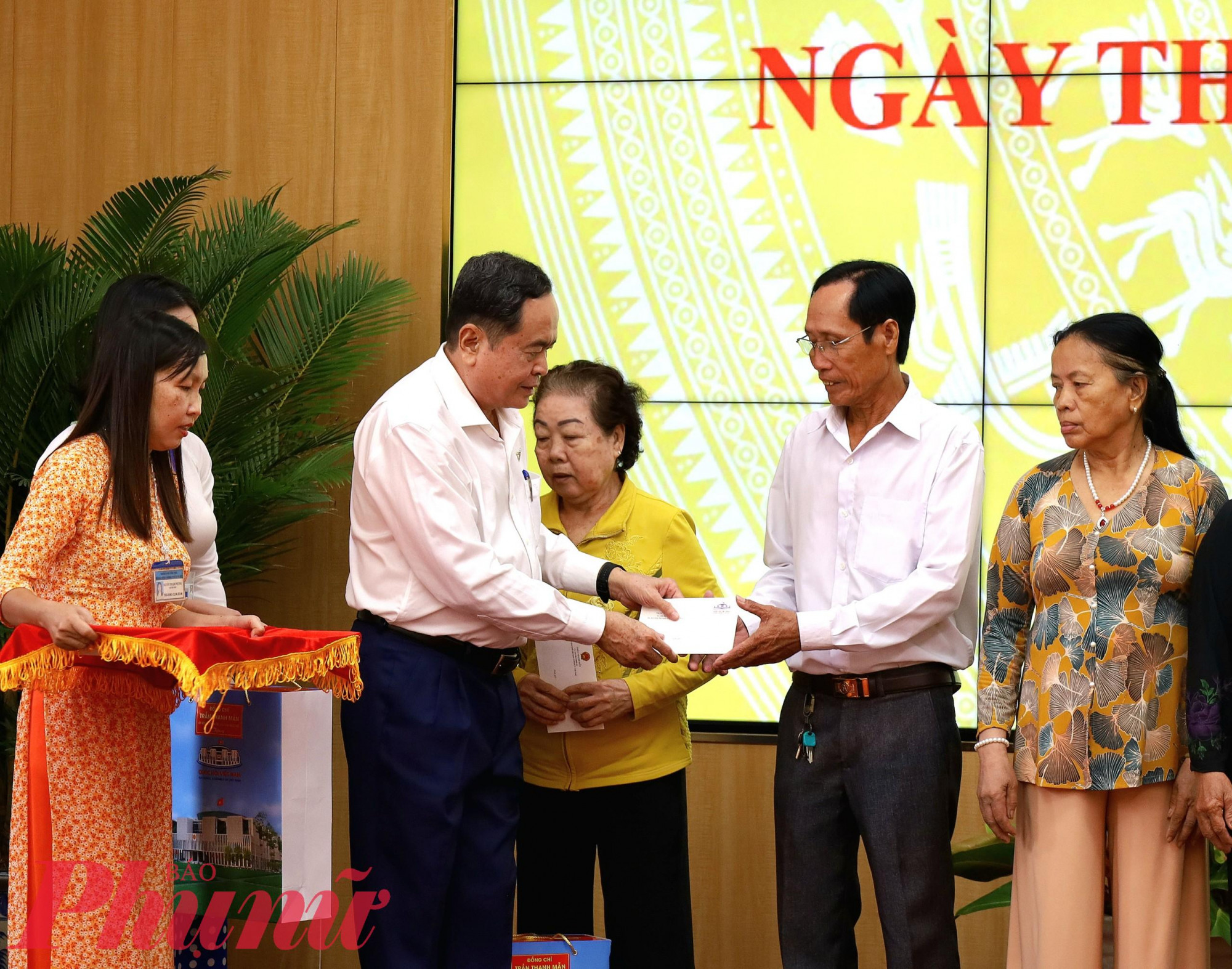 Chủ tịch Quốc hội Trần Thanh Mẫn và Đoàn công tác đã trao 50 phần quà, tặng các Mẹ Việt Nam anh hùng, gia đình chính sách, người có công tiêu biểu...