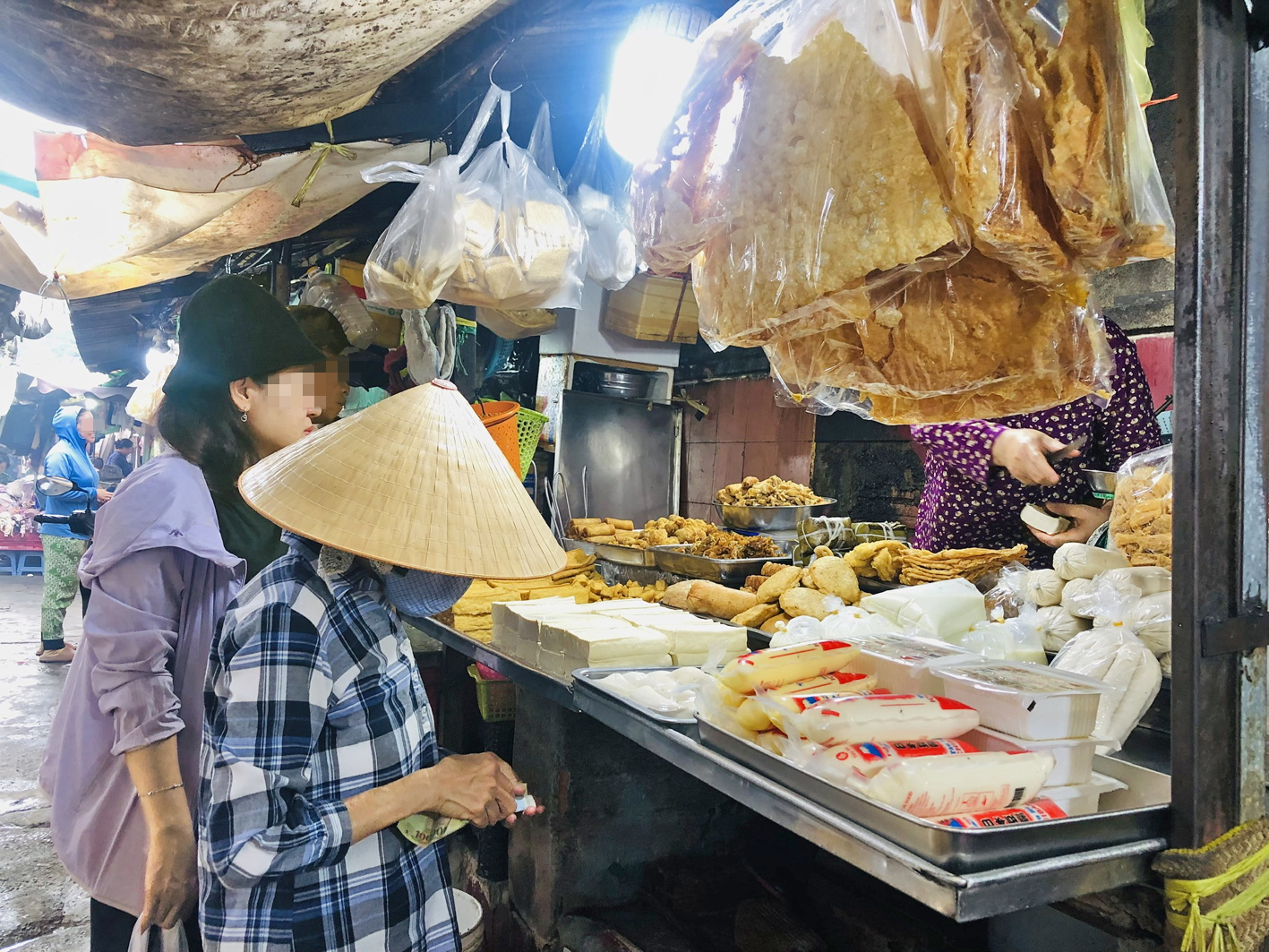 Đồ chay chế biến bày bán ngoài nhiệt độ thường dễ sinh sôi vi khuẩn (chụp tại chợ Thái Bình, quận 1, TPHCM)