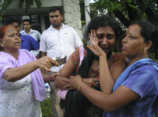 Hàng chục phụ nữ và trẻ em nằm trong số 145 người đã thiệt mạng, tháng 8/2008, khi hàng ngàn người hành hương giẫm đạp lên nhau tại một ngôi đền trên đỉnh núi xa xôi ở miền bắc Ấn Độ trong lễ kỷ niệm tôn vinh Shakrti, một nữ thần Hindu. 