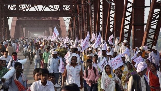 Ít nhất 24 người thiệt mạng và 20 người bị thương, trong vụ giẫm đạp tháng 10/2016, khi người dân tranh nhau họ băng qua một cây cầu đông đúc để đến một buổi lễ tôn giáo Hindu, ở miền bắc Ấn Độ. Vụ giẫm đạp xảy ra ở ngoại ô Varanasi, một thành phố ở Uttar Pradesh nổi tiếng với các ngôi đền. 