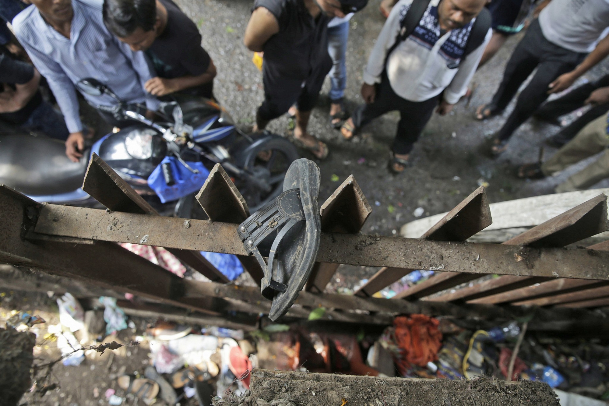 Đến giờ, người dân Ấn Độ vẫn chưa quên được vụ giẫm đạp trên cầu dành cho người đi bộ đông đúc, nối liền hai nhà ga xe lửa Mumbai khiến 22 người thiệt mạng và 32 người bị thương. Vụ việc xảy ra trong giờ cao điểm buổi sáng ngày 29/9/2017. Cảnh sát cho biết một số hành khách đã nhảy qua lan can trong khi những người khác bị đè bẹp hoặc ngã dưới chân và bị giẫm đạp.