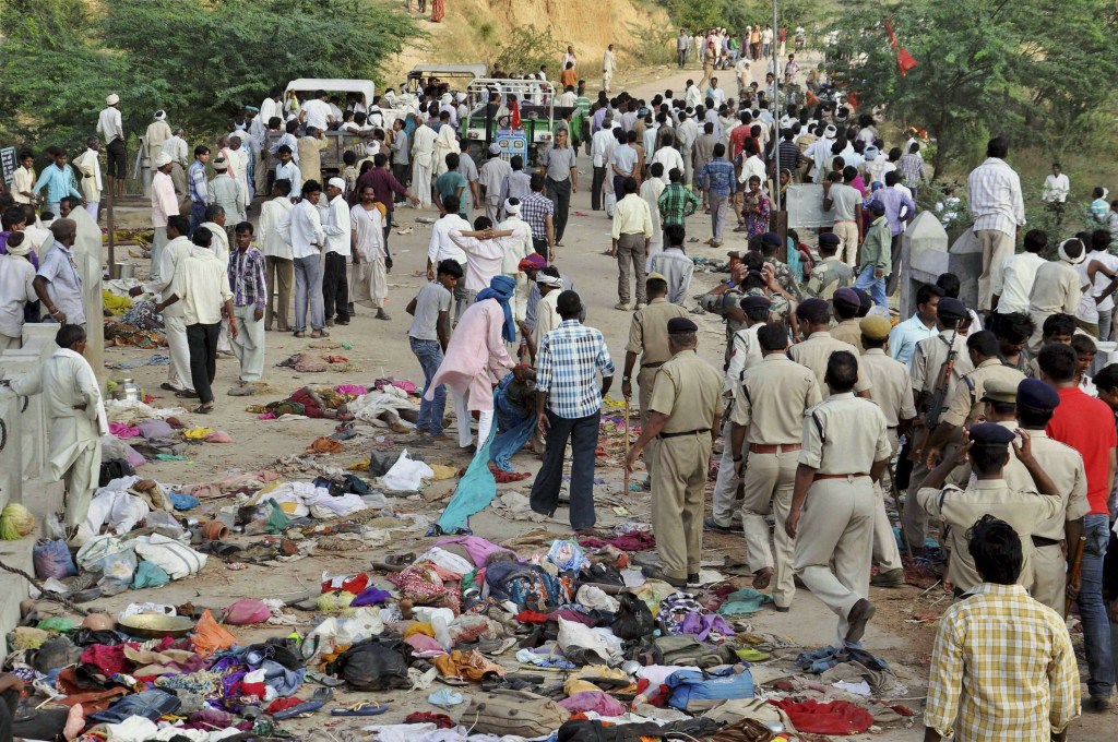 Một cây cầu bị sập đã gây ra vụ giẫm đạp khiến 115 người, chủ yếu là phụ nữ và trẻ em thiệt mạng, vào ngày 13/10/2013. Hầu hết người thiệt mạng nằm trong số hàng trăm ngàn người hành hương đến ngôi đền Hindu, ở thị trấn xa xôi Ratangarh thuộc tiểu bang Madhya Pradesh vào ngày cuối cùng của lễ hội Navaratri nổi tiếng kéo dài 10 ngày.