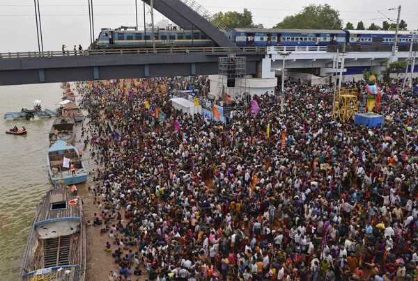 Hàng chục ngàn người hành hương tham gia lễ hội tôn giáo Hindu, gây ra vụ giẫm đạp lớn trên bờ sông ở miền nam Ấn Độ, khiến ít nhất 27 người chết và hàng chục người bị thương. Vụ giẫm đạp dọc theo sông Godavari ở Andhra Pradesh, vào tháng 7/2015, xảy ra do một số người hành hương cố gắng lấy lại đôi giày của họ.
