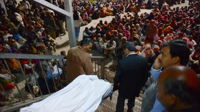 Khoảng 36 người đã thiệt mạng vào tháng 2/2013, trong một vụ giẫm đạp tại một nhà ga xe lửa ở thành phố Allahabad, miền bắc Ấn Độ, nơi hàng triệu tín đồ Hindu tụ tập cho lễ hội Kumbh Mela, một trong những cuộc tụ họp tôn giáo lớn nhất thế giới. Hàng chục ngàn người đã có mặt tại nhà ga xe lửa chính của thành phố để chờ lên tàu khi các viên chức đường sắt thông báo thay đổi sân ga vào phút chót, buộc mọi người phải vội vã đến đó, các nhân chứng cho biết.