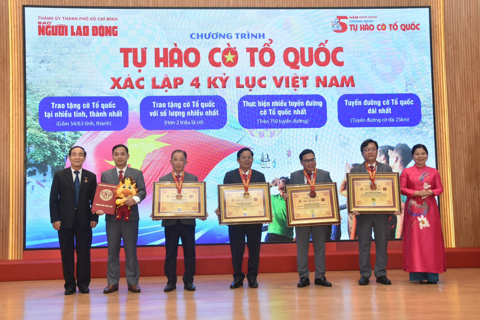  Đại diện Hội Kỷ lục gia Việt Nam trao 4 kỷ lục cho Báo Người Lao Động - Ảnh: BTC