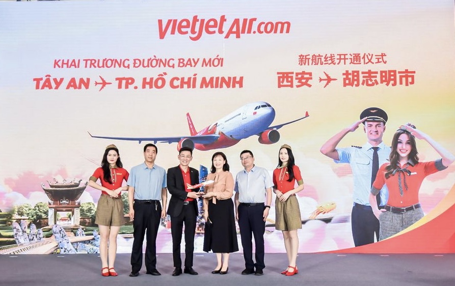 Lễ khai trương đường bay Tây An - TPHCM tại sân bay quốc tế Hàm Dương Tây An, Trung Quốc, với sự hiện diện của lãnh đạo tỉnh Thiểm Tây, thành phố Tây An, Vietjet cùng người dân và du khách - Ảnh: Vietjet