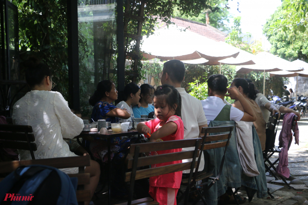 Từ sáng sớm khách du lịch đã đến đông kín quán cà phê Muối ở số 142 đường Đặng Thái Thân TP Huế, đây là một trong 2 cơ sở được biết đến là nơi làm ra ca phê muối đầu tiên ở Huế