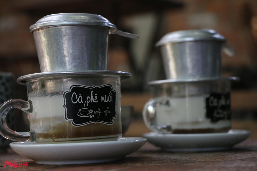 CNN Travel nhận định món cà phê muối Việt Nam đang trở thành xu hướng ẩm thực mới, trong đó cà phê muối xứ Huế đại diện cho đặc sản thức uống này 