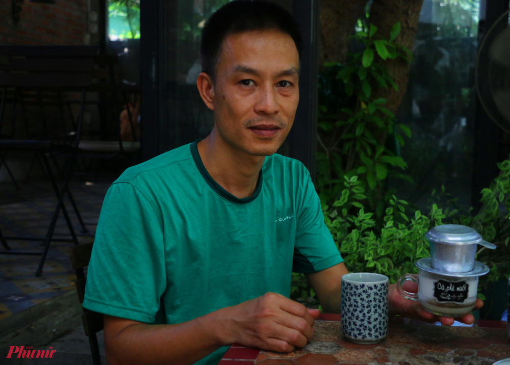 'Chúng tôi tạo ra món cà phê muối vào năm 2010 khi mở quán Cà phê muối đầu tiên tại số 10 phố Nguyễn Lương Bằng. Sự kết hợp giữa sữa đặc, muối, cà phê đen tạo nên hỗn hợp kem làm dịu vị đắng của cà phê và cân bằng vị ngọt của sữa đặc', hai người đồng sở hữu Hồ Thị Thanh Hương và Trần Nguyên Hữu Phong chia sẻ với CNN Travel.