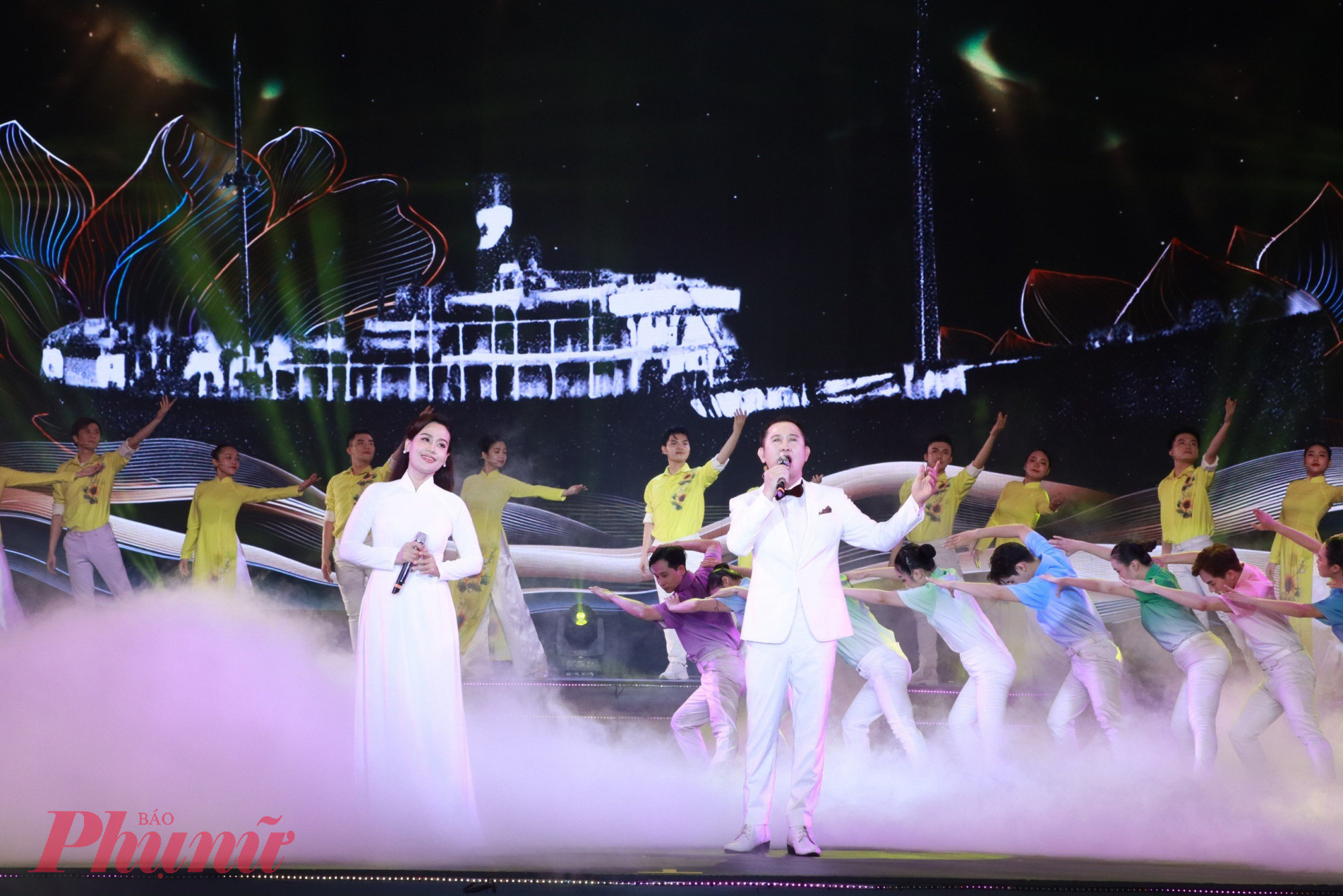 Ca sĩ Phạm Trang và Duyên Huyền cùng nhóm múa trình diễn tổ khúc Tiếng hát từ thành phố mang tên Người và Dòng sông hát