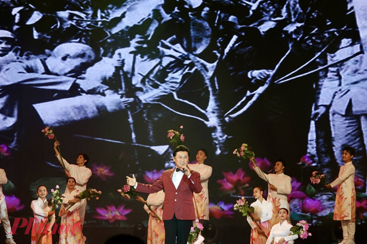 NSND Tạ Minh Tâm trình bày ca khúc Lời bác sáng mãi muôn đời