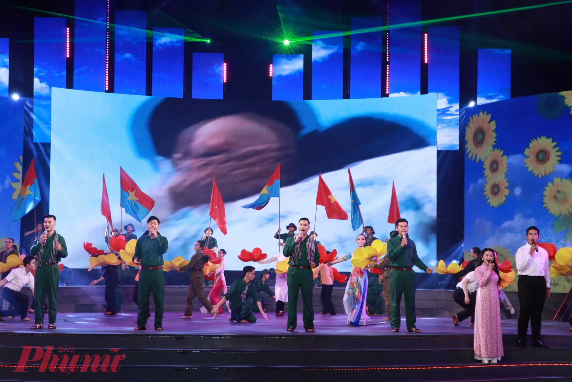 Nhóm Lạc Việt và nhóm CLB TT CNN và nhóm múa biểu diễn liên khúc Tiến về Sài Gòn, Đất nước trọn niềm vui