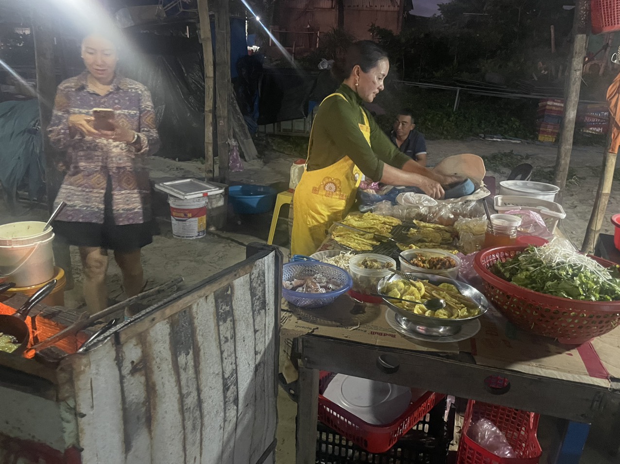 Từ sớm thức ăn được bày bán dày đặc ngay chợ cá Tam Tiến, bạn tha hồ lựa chọn thưởng thức