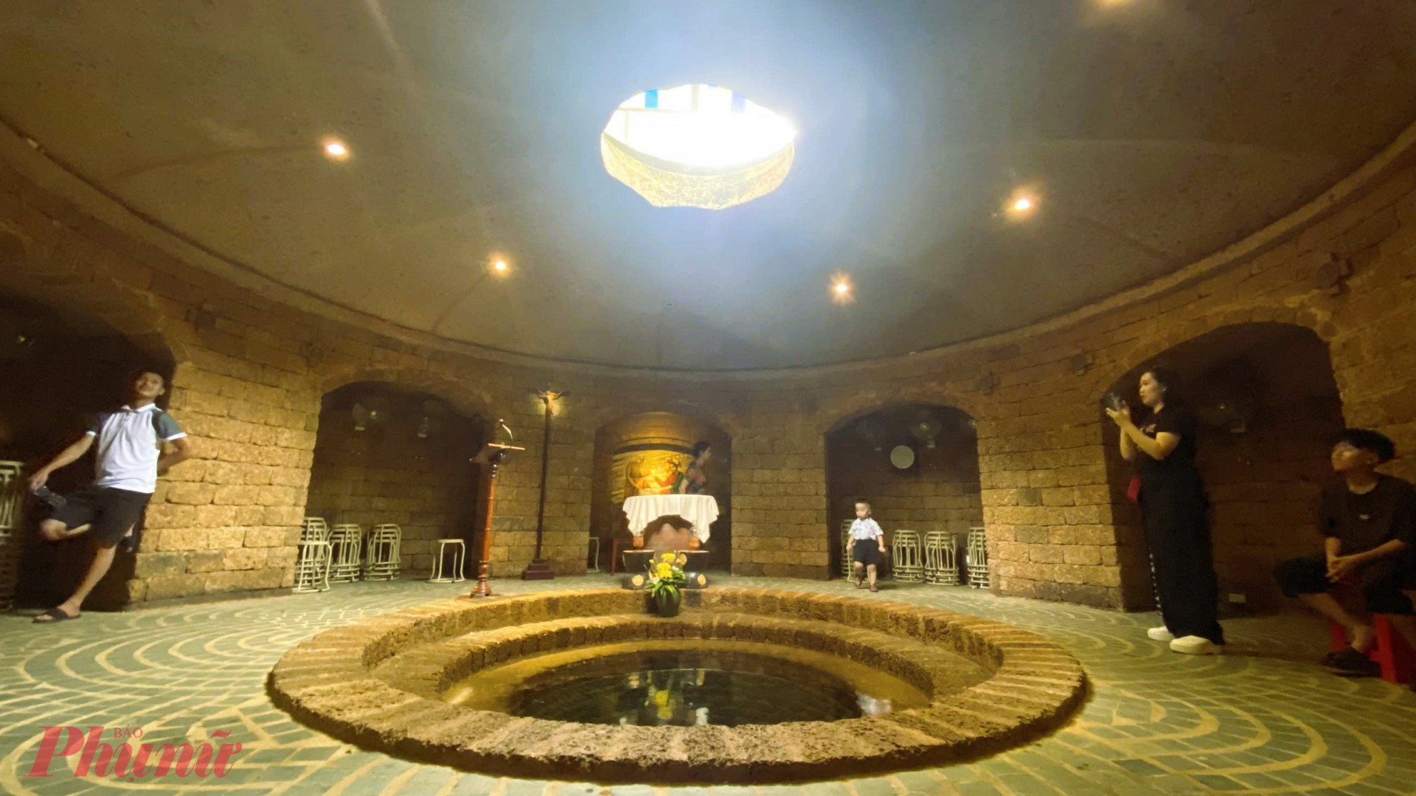 Giếng nước xây bằng đá ong trong hầm. Đây là khu vực cầu nguyện thiêng liêng, không phải lúc nào cũng mở cửa để du khách có thể viếng thăm.