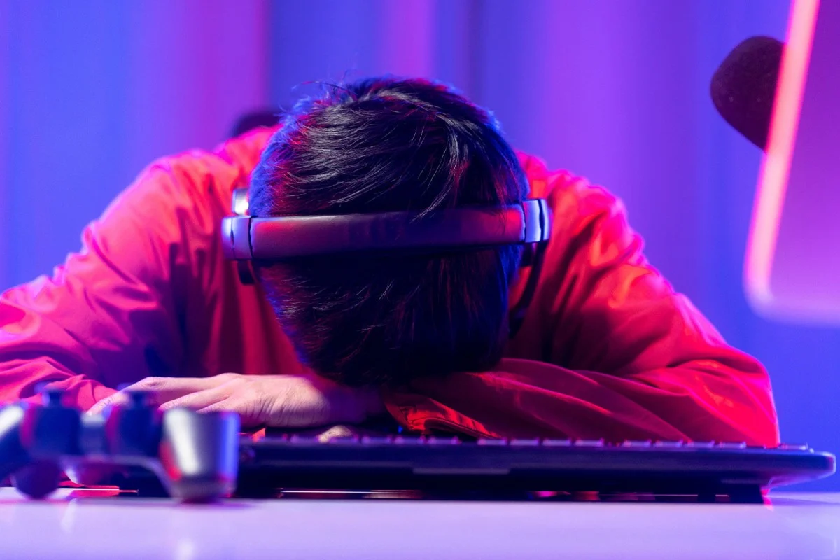 Một người đàn ông đến quán cà phê internet ở miền đông Trung Quốc để chơi game kéo dài vào tháng 6, các nhân viên cho rằng anh ta đã ngủ quên và không nhận ra mình đã qua đời được 30 giờ. Ảnh: Shutterstock