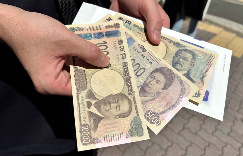 Ngân hàng trung ương Nhật Bản (BOJ) bắt đầu phát hành loại tiền giấy mới sử dụng hình ảnh 3 chiều (3D) tiên tiến đầu tiên trên thế giới để chống tiền giả.
