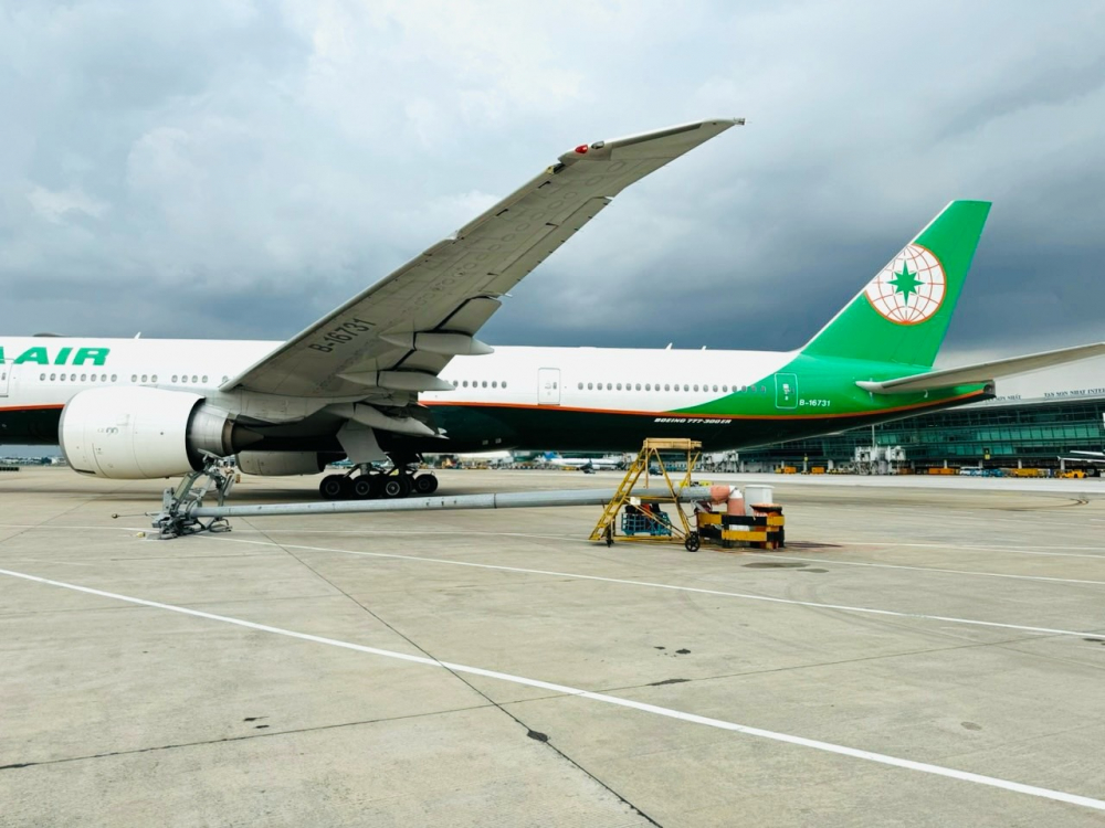 Máy bay Eva tông trụ điện trong sân bay Tân Sơn Nhất.