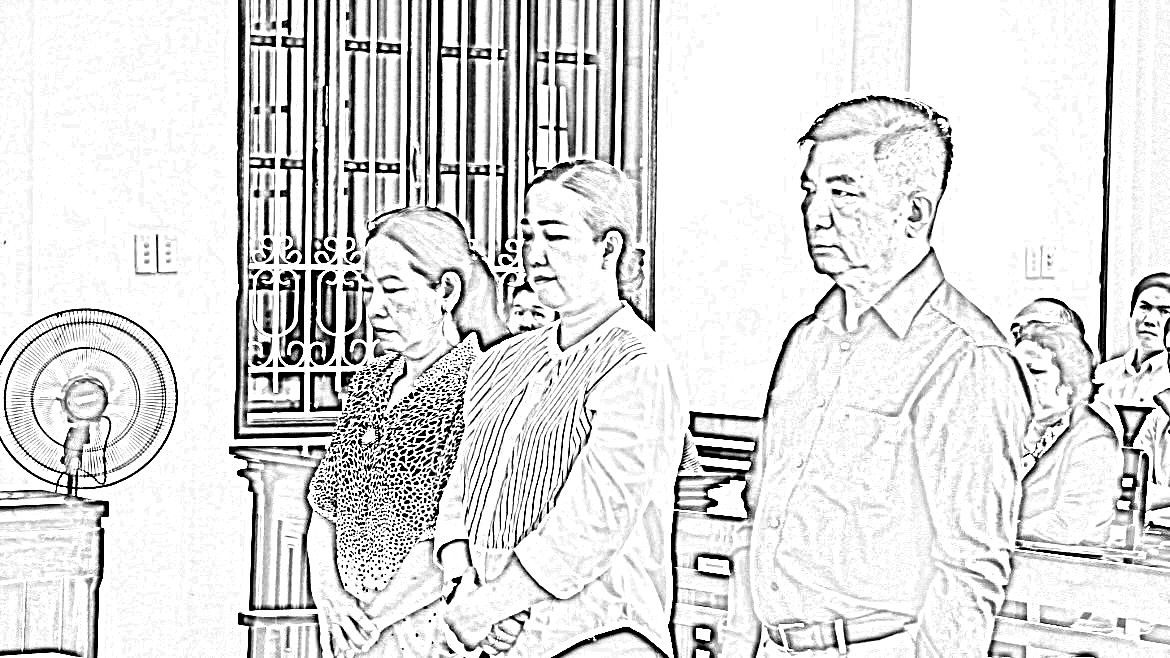 3 bị cáo (từ phải qua) Đoàn Văn Hùng, Phan Thị Ngọc Thấm và Đinh Thị Thanh Chi tại tòa