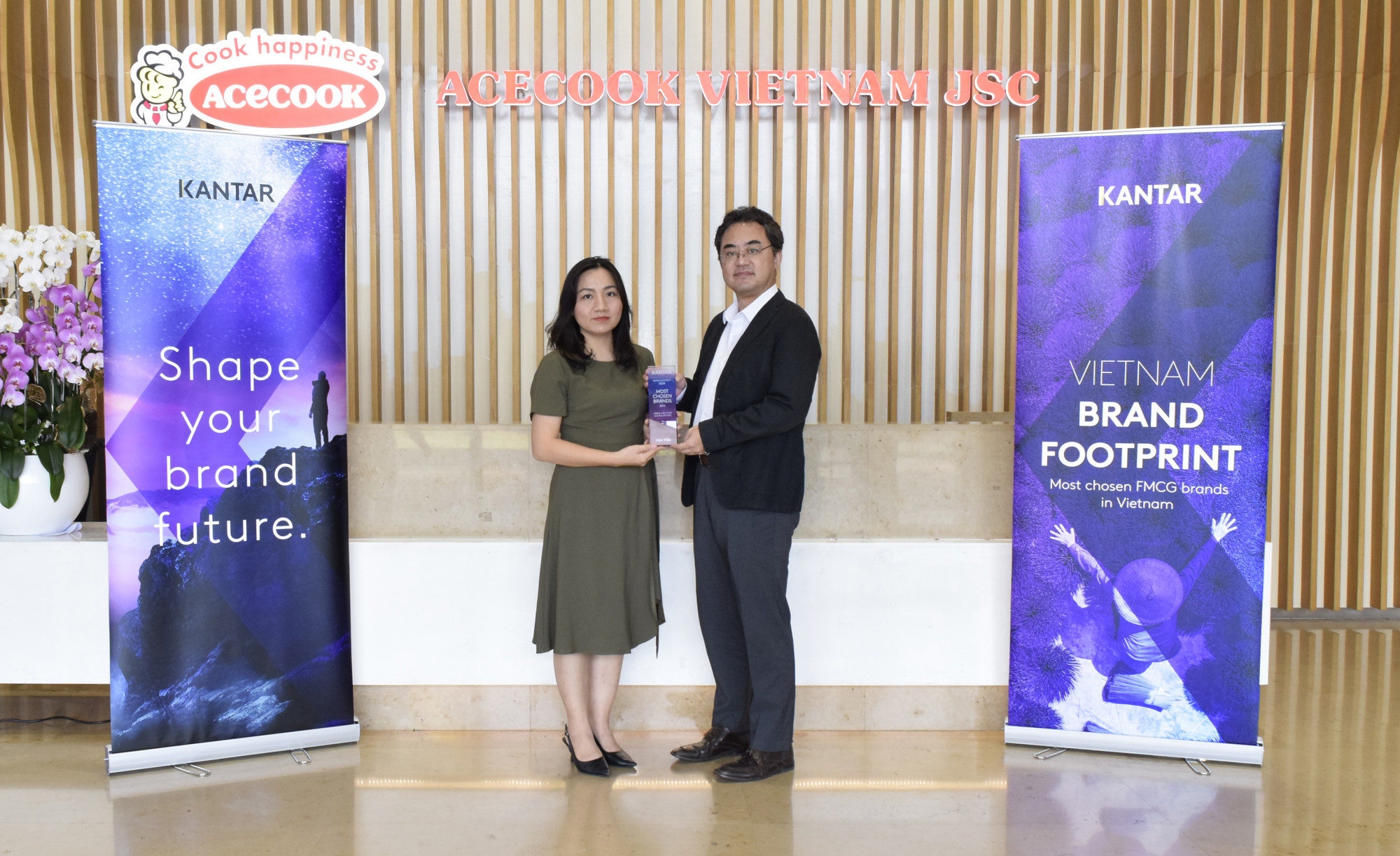 Đại diện Acecook Việt Nam nhận kỷ niệm chương từ phía Kantar Worldpanel - Ảnh: ACV