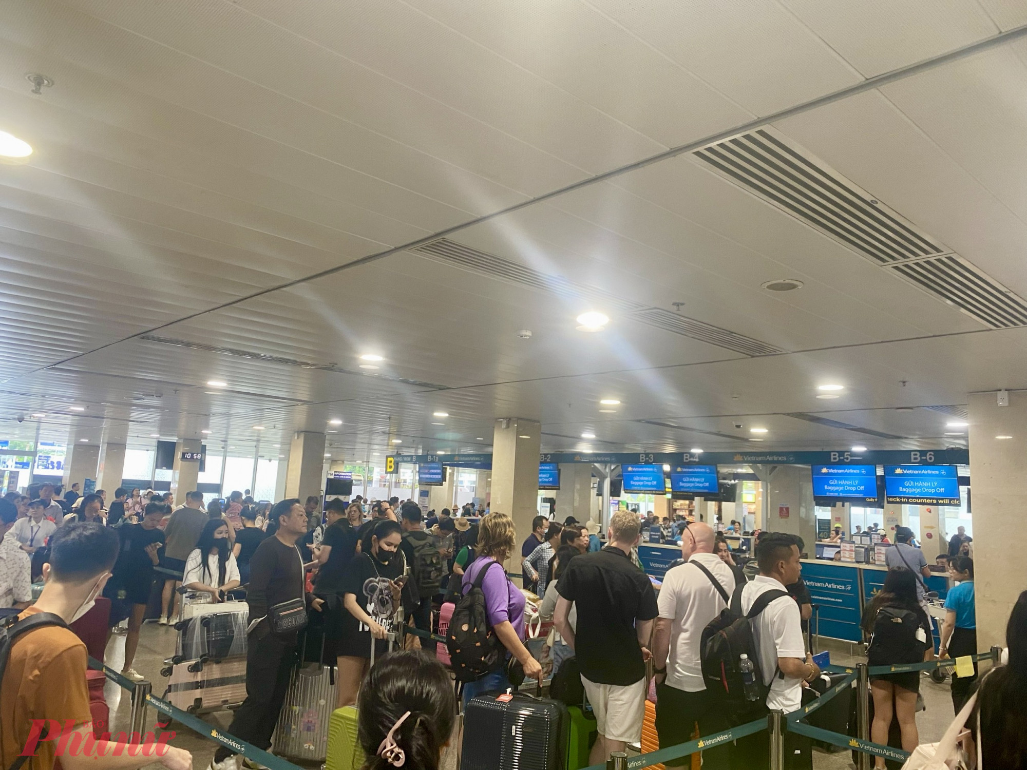 Khách hàng làm thủ tục hàng không tại quầy checkin của hãng Vietnam AIrlines tại Cảng HKQT Tân Sơn Nhất. Ảnh: Quốc Thái