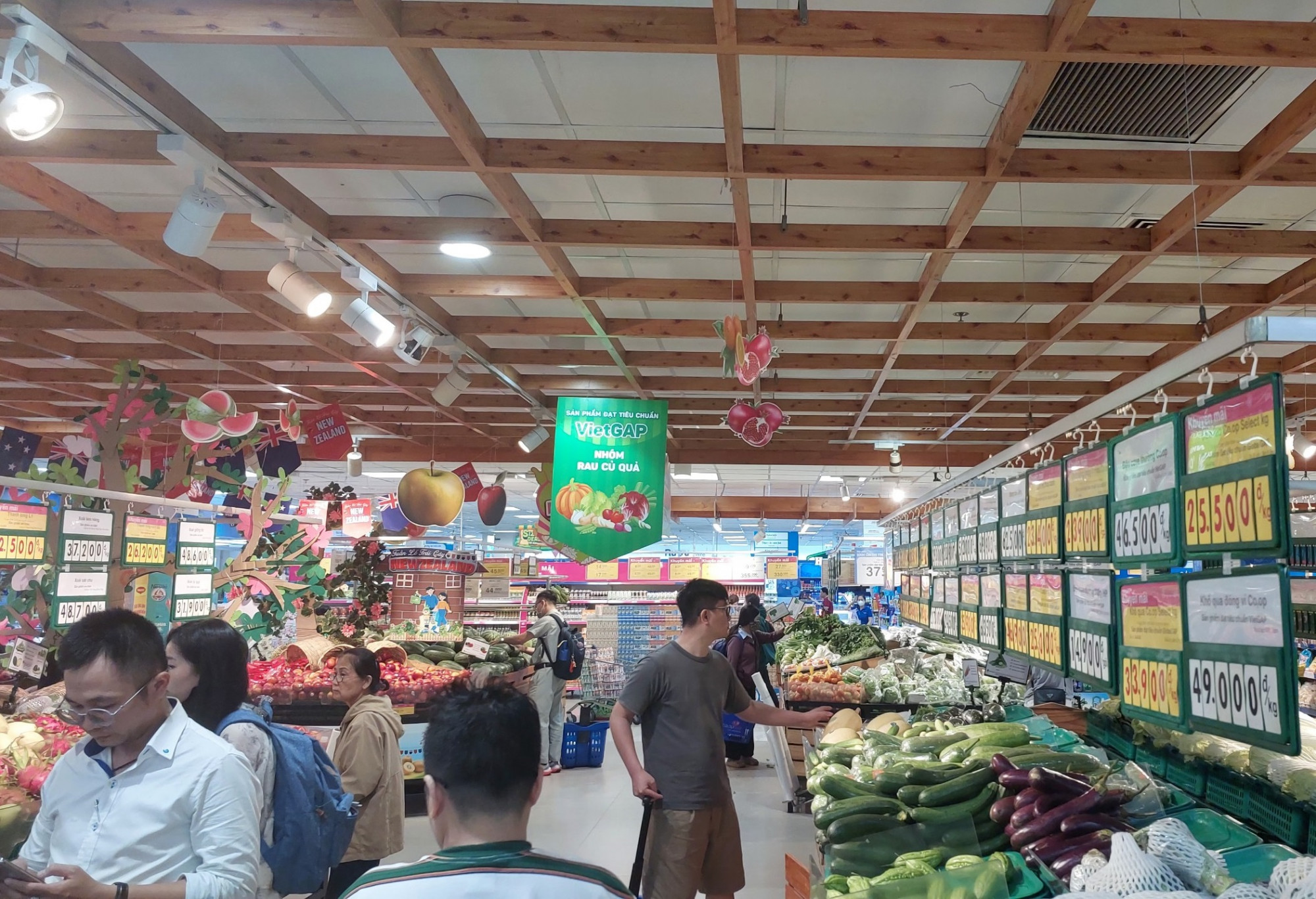 Không khí mua sắm nhộn nhịp ghi nhận tại Co.opmart - Ảnh: Saigon Co.op