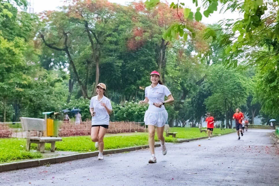 Cán bộ nhân viên chinh phục đường chạy tại sự kiện Key In Mei - Ảnh: ROX Group