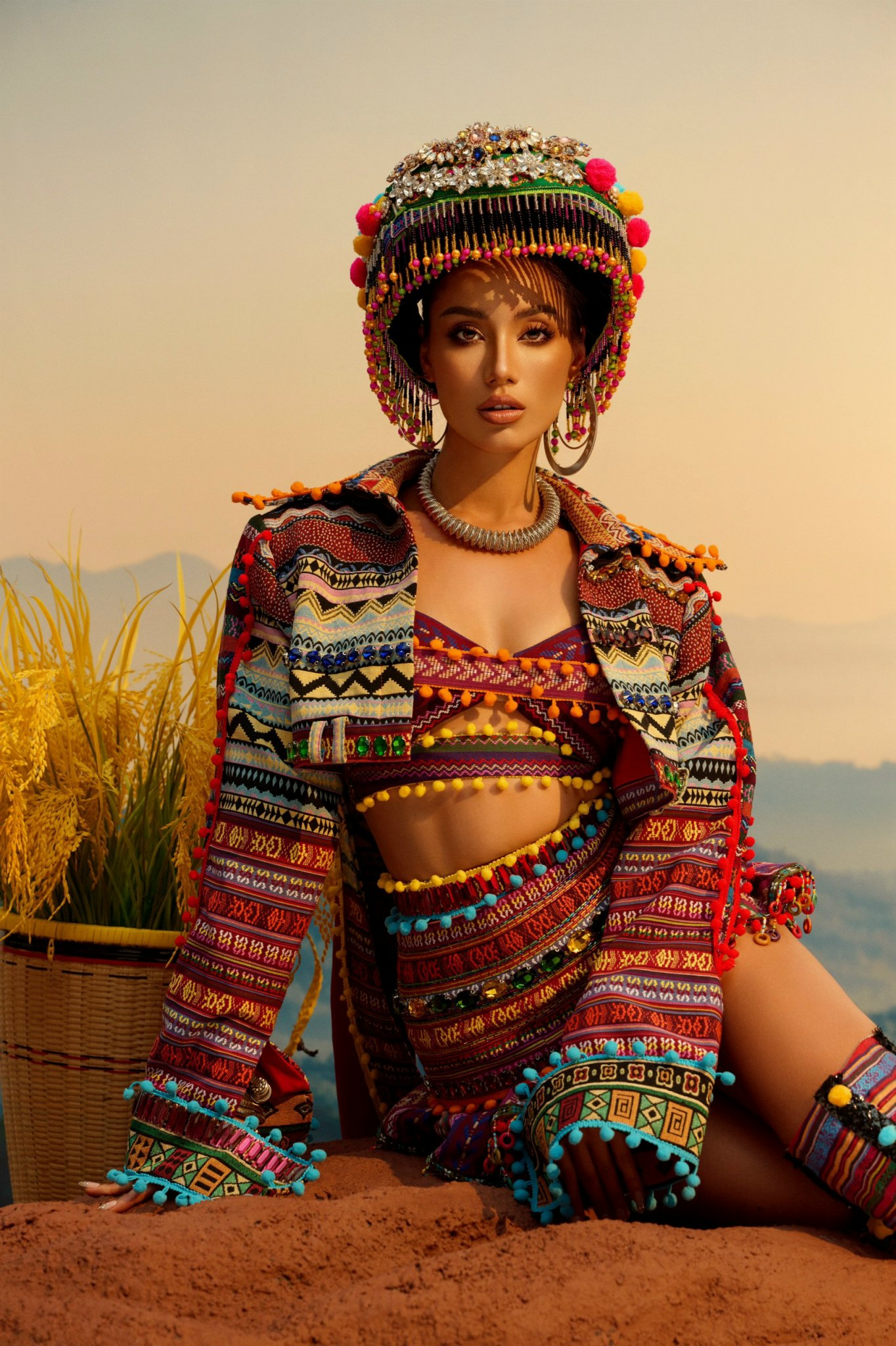 Về chất liệu, NTK Tăng Thành Công cho biết trang phục này làm hoàn toàn bằng thổ cẩm được dệt từ những đôi bàn tay khéo léo của người dân đồng bào Tây Bắc, có màu sắc sặc sỡ và hoạ tiết đặc trưng.