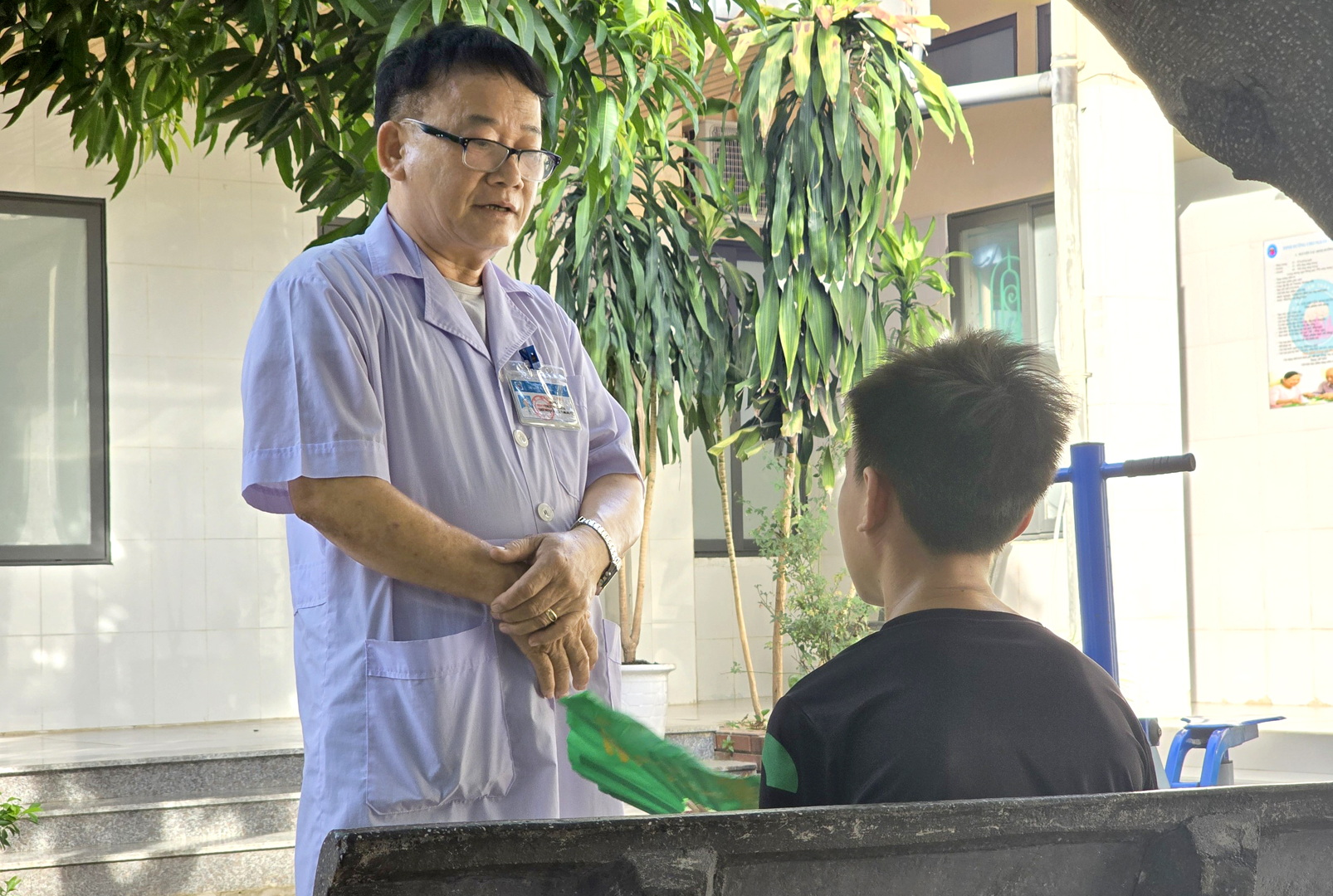 Bác sĩ Phan Bá Thu tư vấn tâm lý cho một học sinh bị rối loạn tâm thần đang điều trị tại bệnh viện 
