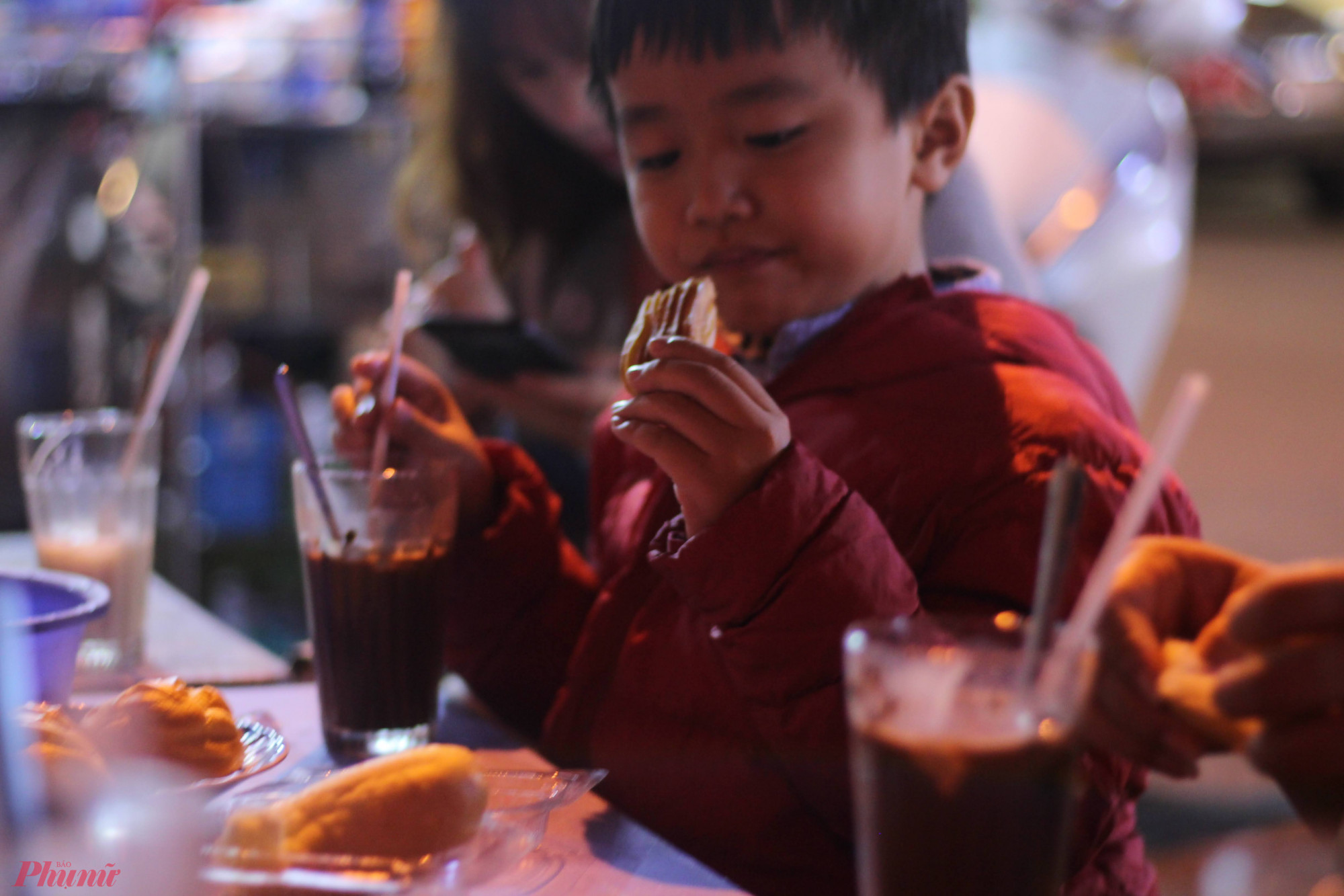 Lang thang chợ đêm Đà Lạt, thưởng thức các món ngon như bánh tráng nướng, kem bơ, các món xiên nướng, sữa đậu nành nóng...