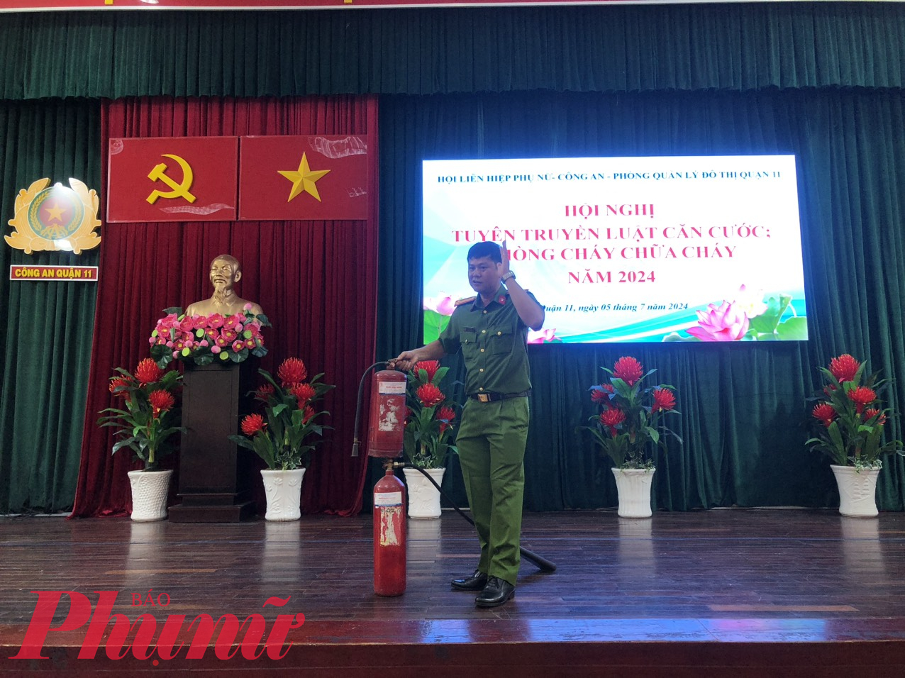 Trung tá Võ Văn Em chia sẻ kiến thức, kỹ năng sử dụng bình chữa cháy, thoát hiểm khi xảy ra hỏa hoạn 