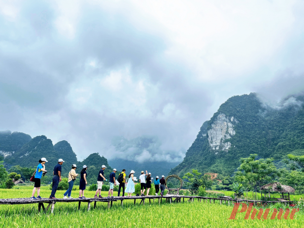 Du khách trải nghiệm du lịch xanh tại thị trấn Lăng Can, huyện Lâm Bình, tỉnh Tuyên Quang - Ảnh: Quốc Thái