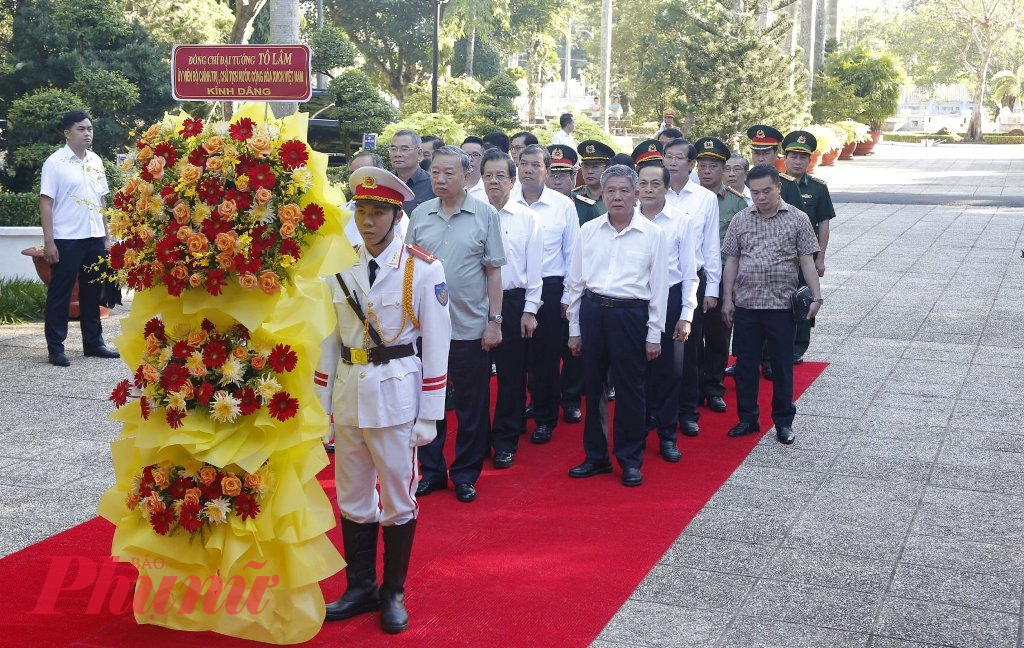 Chủ tịch nước Tô Lâm cùng đoàn công tác vào viếng Đền thờ Bác Hồ tại tỉnh Trà Vinh - Ảnh: T.L.